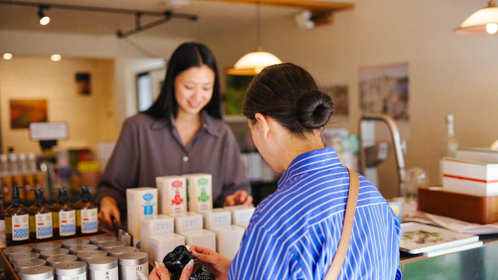 家族で営む店の仕事風景