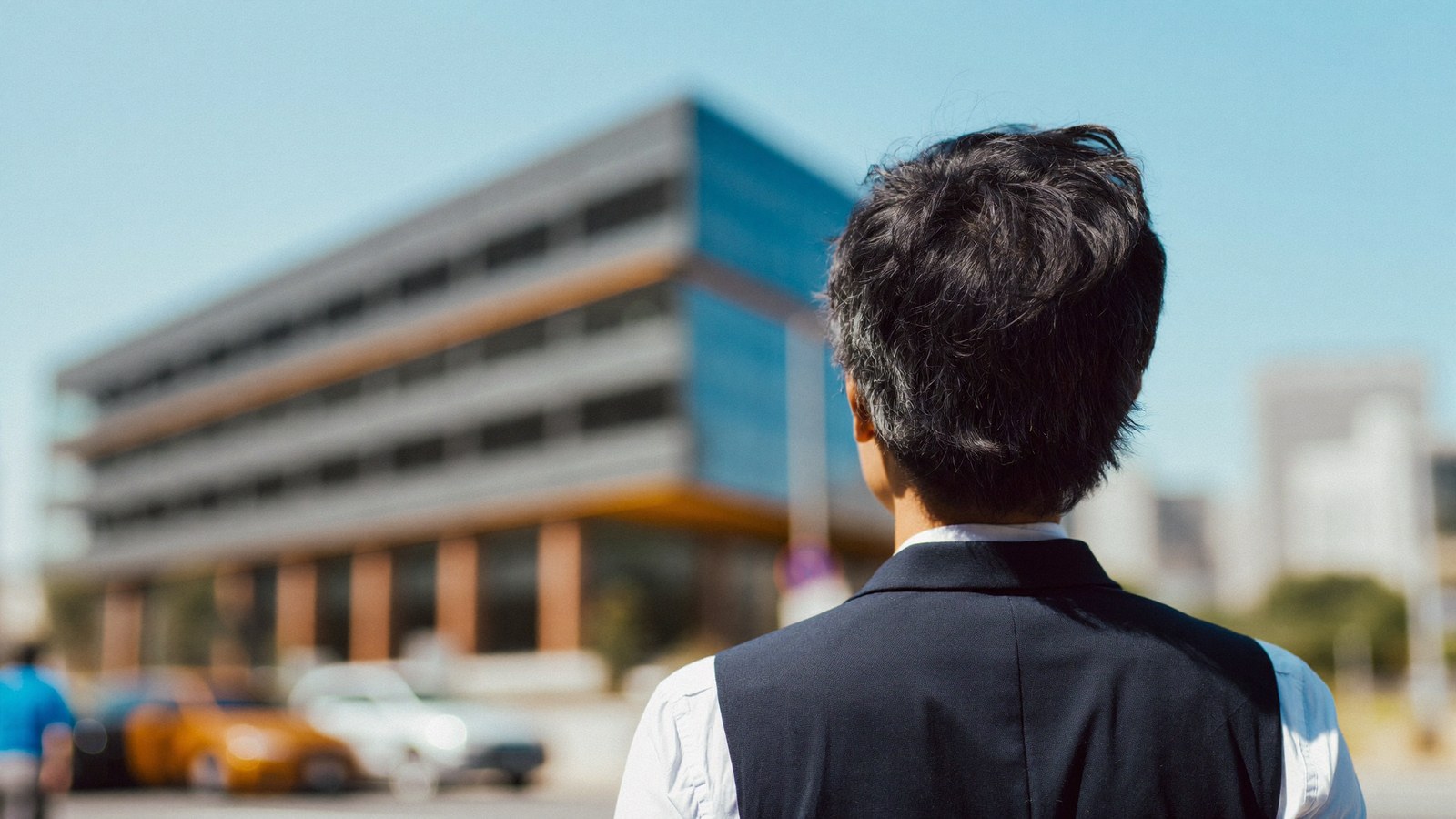 オフィスビルを見上げる事業主