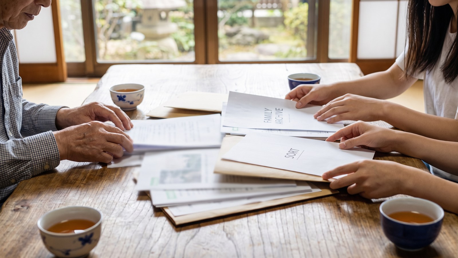 相続人で書類を整理する場面