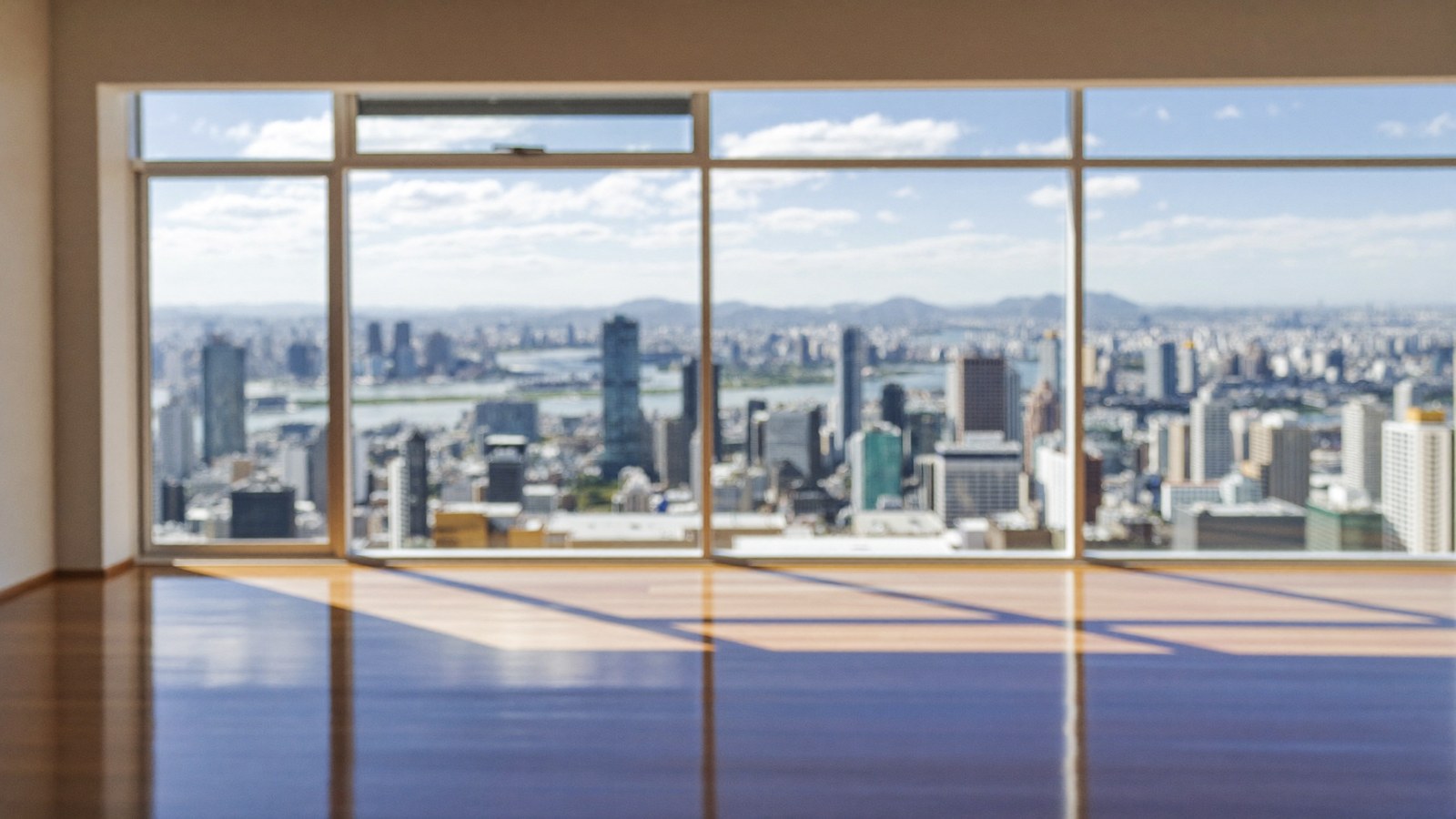 売却前の明るい空室のリビング
